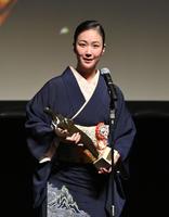 　最優秀女優賞を受賞し、あいさつする黒木華（撮影・西岡正）