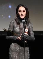 　最優秀女優賞を受賞し、あいさつする菊地凛子（撮影・西岡正）