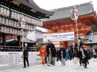 　京都・八坂神社へ成功祈願法要に訪れた（中央左から）市川ぼたん、市川團十郎、市川新之助