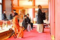 　京都・八坂神社で成功祈願した市川ぼたん（手前）、市川團十郎（右）、市川新之助（奥から２番）