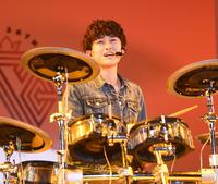 　ドラム演奏を披露する石山順征（撮影・園田高夫）