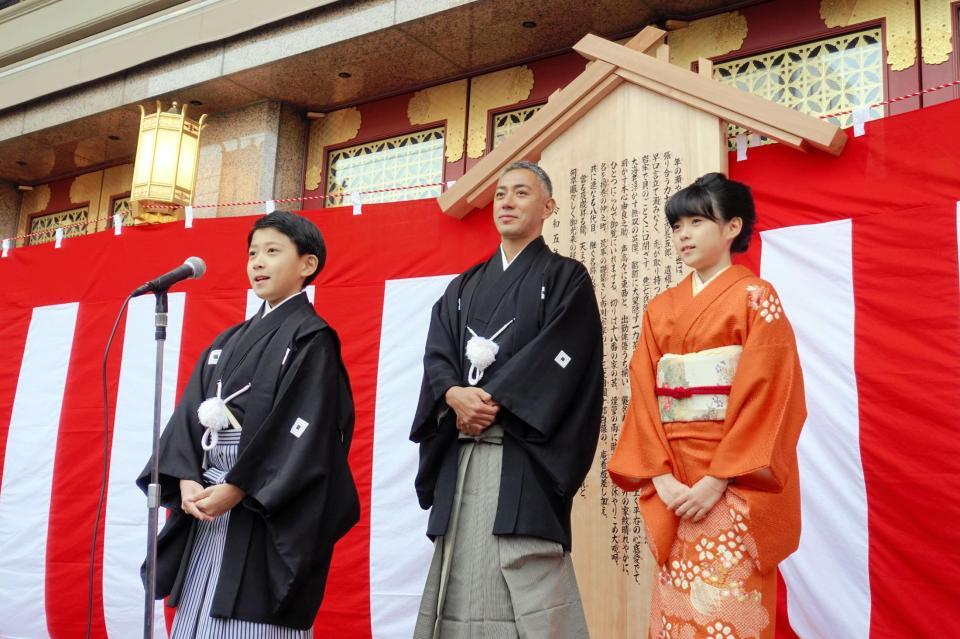 　京都・南座前であいさつした（左から）市川新之助、市川團十郎、市川ぼたん