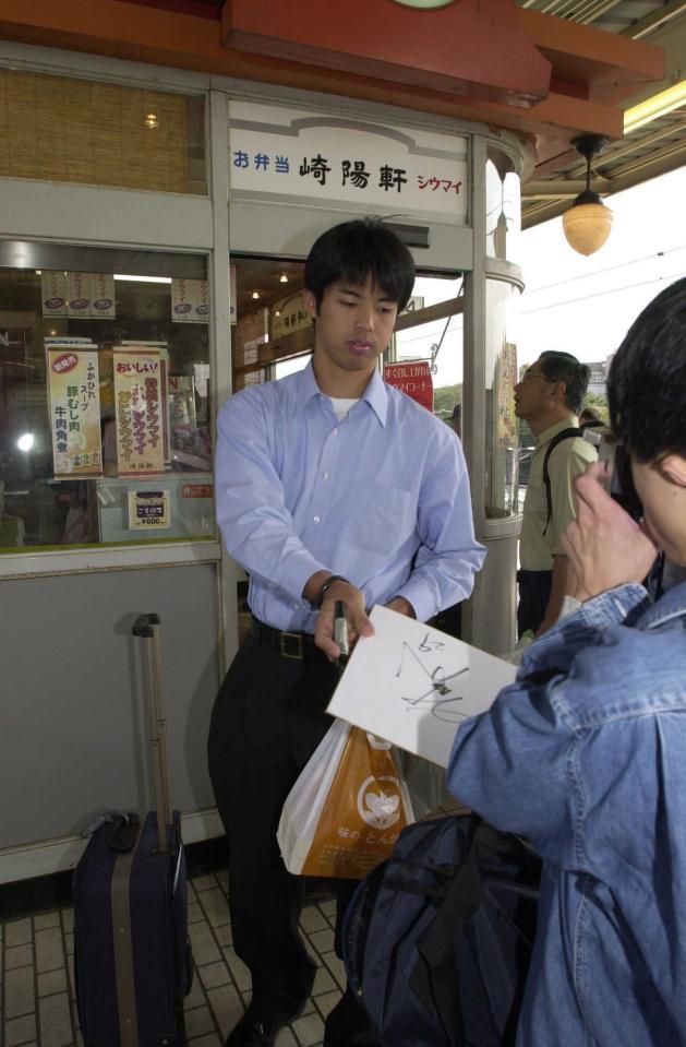 　新幹線のホームでファンにサインする阪神時代の井川慶＝２００１年１０月６日