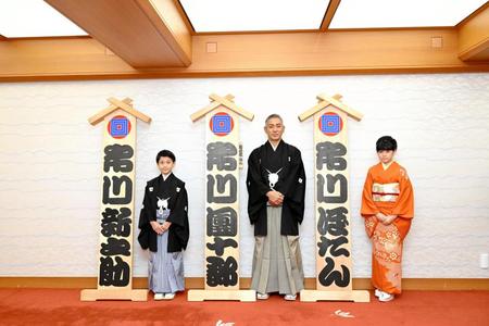 　まねき看板と記念撮影した（左から）市川新之助、市川團十郎、市川ぼたん