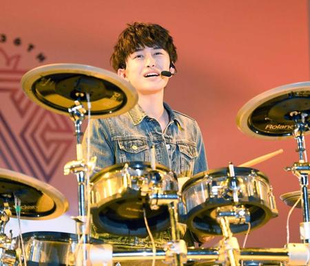 　ドラム演奏を披露する石山順征さん（撮影・園田高夫）