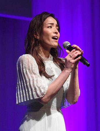 　「岩谷時子賞奨励賞」を受賞し、歌声を披露する知念里奈（撮影・佐々木彰尚）