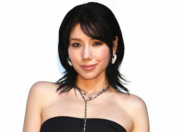 赤髪の仲里依紗 全身PRADAの白コーデに「モテナース