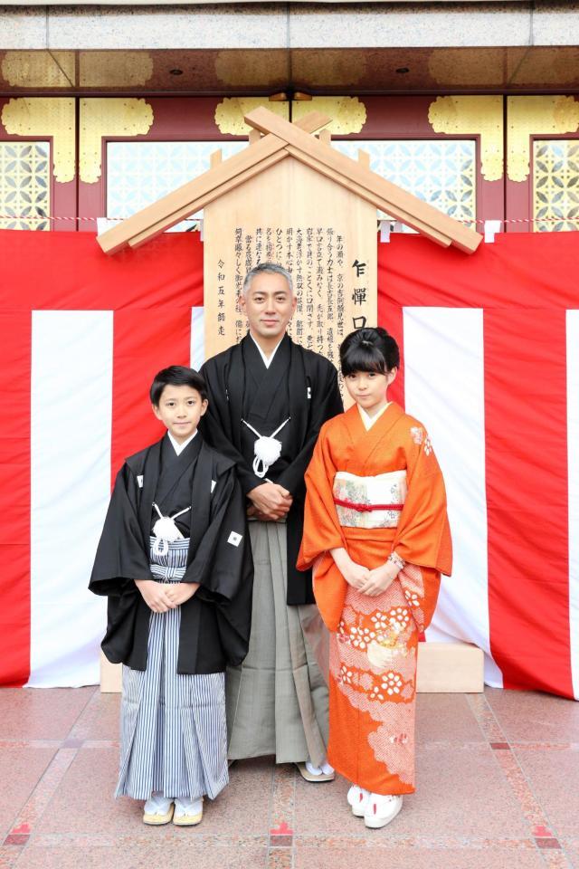 　まねき上げに登場した（左から）市川新之助、市川團十郎、市川ぼたん