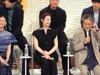 　ムロツヨシ（右）とサプライズゲストとして登壇した北川景子