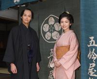 　ＢＳ時代劇「あきない世傳　金と銀」に出演する小芝風花（右）と松本怜生（撮影・佐々木彰尚）