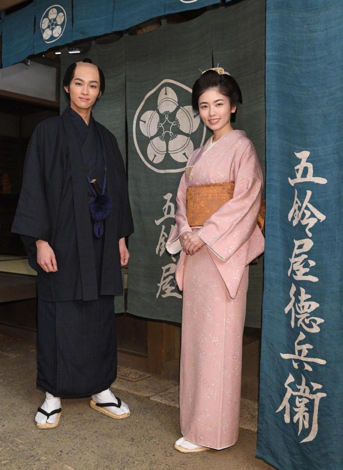 　ＢＳ時代劇「あきない世傳　金と銀」に出演する小芝風花（右）と松本怜生（撮影・佐々木彰尚）