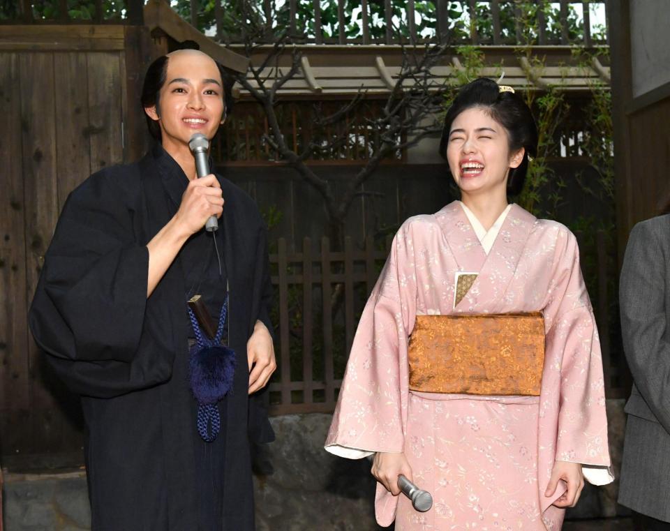 　ＢＳ時代劇「あきない世傳　金と銀」に出演する小芝風花（右）と松本怜生（撮影・佐々木彰尚）
