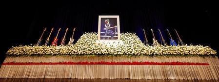 　ベースが飾られ、赤いバラが献花されたＨＥＡＴＨさんの祭壇