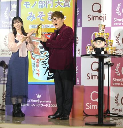 　自身プロデュースのカップラーメン「みそきん」でモノ部門大賞を受賞したＨＩＫＡＫＩＮ（右）と柏木由紀