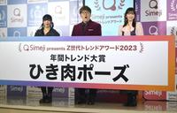 　イベントに出席した（左から）ヒヨごん、ＨＩＫＡＫＩＮ、柏木由紀