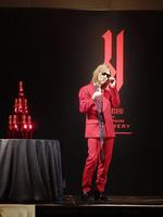 　シャンパンを手にするＹＯＳＨＩＫＩ