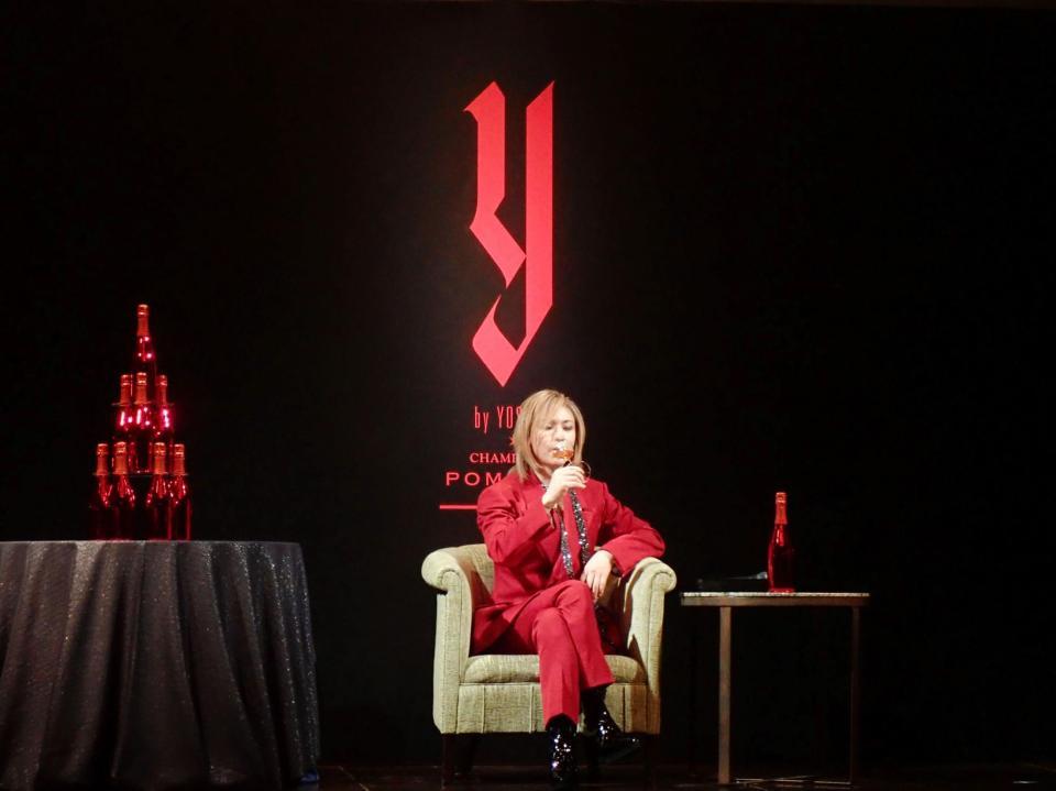 　シャンパンを味わうＹＯＳＨＩＫＩ