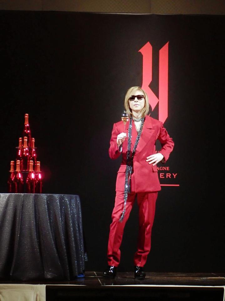 　シャンパンを手にするＹＯＳＨＩＫＩ