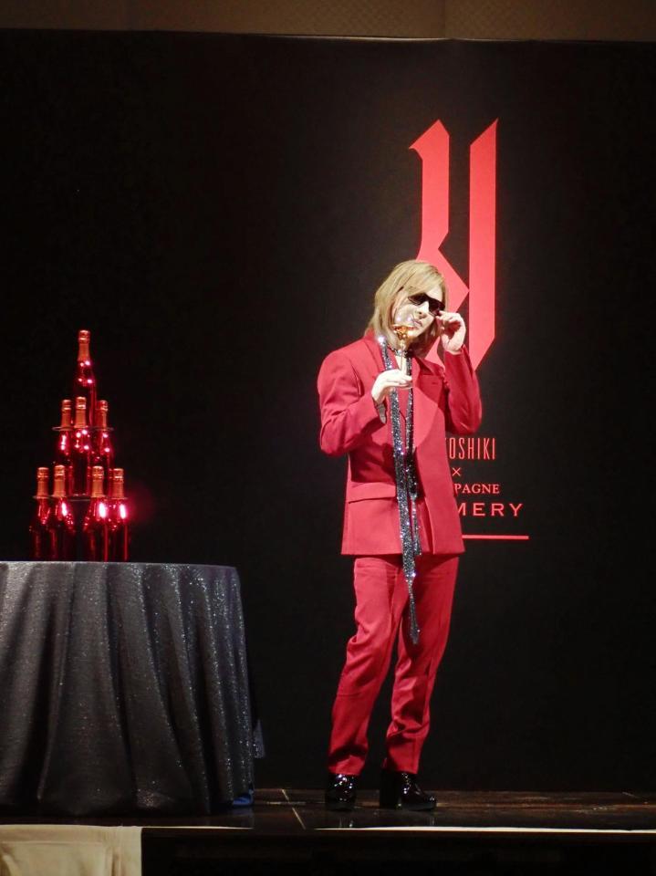 　シャンパンを手にするＹＯＳＨＩＫＩ