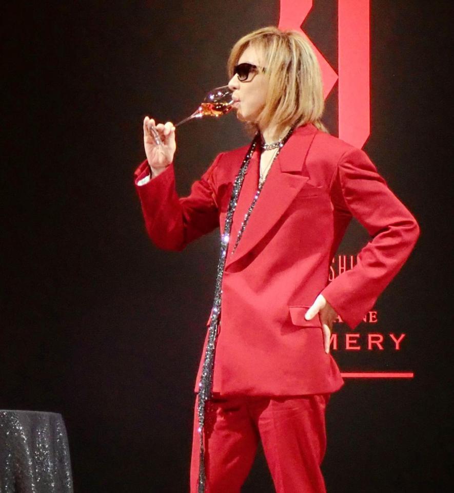 　シャンパンを試飲するＹＯＳＨＩＫＩ