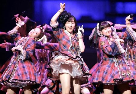 　モーニング娘。’２３のメンバーと踊る譜久村聖（中央）＝撮影・吉澤敬太