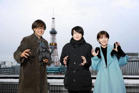 　さっぽろテレビ塔を背にポーズをする（左から）山崎貴監督、神木隆之介、浜辺美波