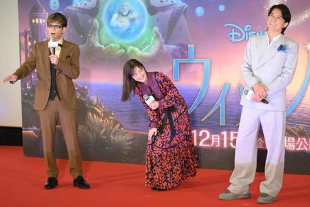 　山寺宏一（左）のトークに爆笑する生田絵梨花（中央）。右は福山雅治（撮影・堀内翔）