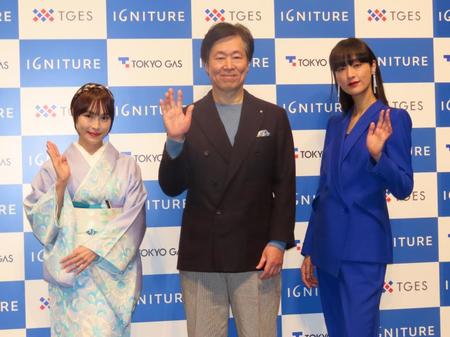 　発表会に出席した（左から）清川あさみ氏、笹山晋一氏社長、シシド・カフカ