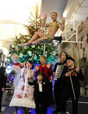 　「妖怪まぜこぜＸｍａｓ」のクリスマスツリー点灯式に登場した（上段）小源寺涼太、（下段左から）大前光市、佐藤ひらり、マメ山田、東ちづる、えびさわなおき。、西垣恵弾