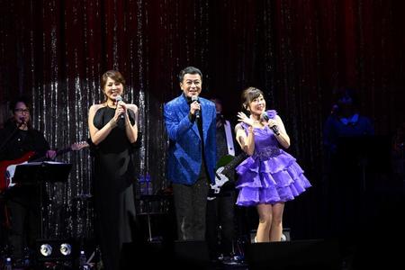 　「ヒデライブ２０２３」に登場した（左から）飯島直子、中山秀征、松本明子