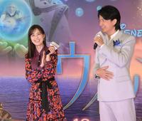 　福山雅治（右）のトークに笑顔を見せる生田絵梨花（撮影・堀内翔）