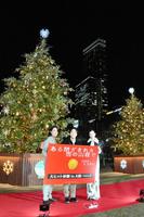 　あべのハルカスをバックに笑顔を見せる（左から）間宮祥太朗、重岡大毅、中条あやみ