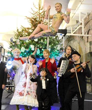 　点灯式に登場した東ちづる（中央）ら