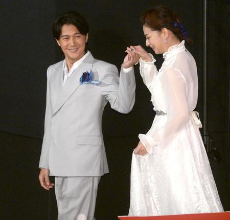 　降壇する檀れい（右）をエスコートする福山雅治（撮影・堀内翔）