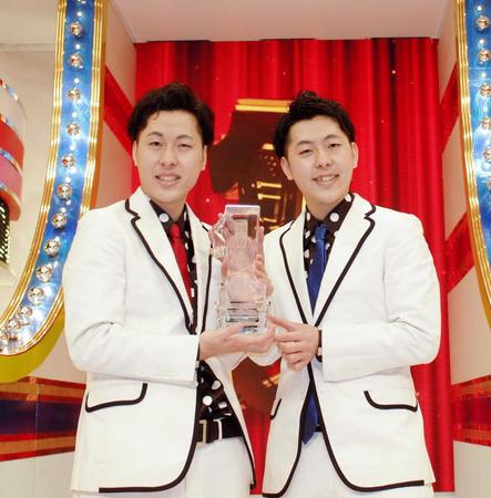 　「ｙｔｖ漫才新人賞決定戦」で優勝した「吉田たち」の兄ゆうへい（右）と弟こうへい＝２０１７年