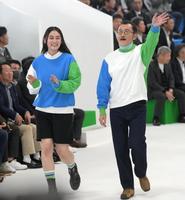 　ファッションショーに登場した八木莉可子、吉田鋼太郎（右）＝撮影・堀内翔