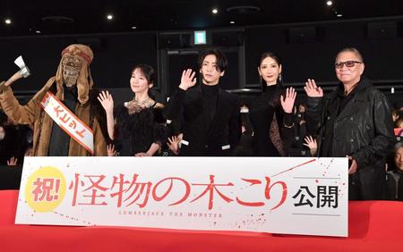 　映画「怪物の木こり」の舞台あいさつに登場した吉岡里帆、亀梨和也、菜々緒、三池崇史監督（撮影・佐々木彰尚）