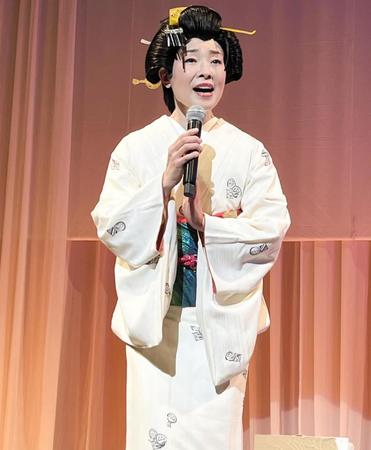 　熱唱する小沢あきこ