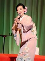 　熱唱する小沢あきこ