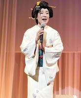 　熱唱する小沢あきこ