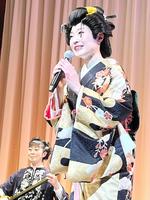 　熱唱する小沢あきこ