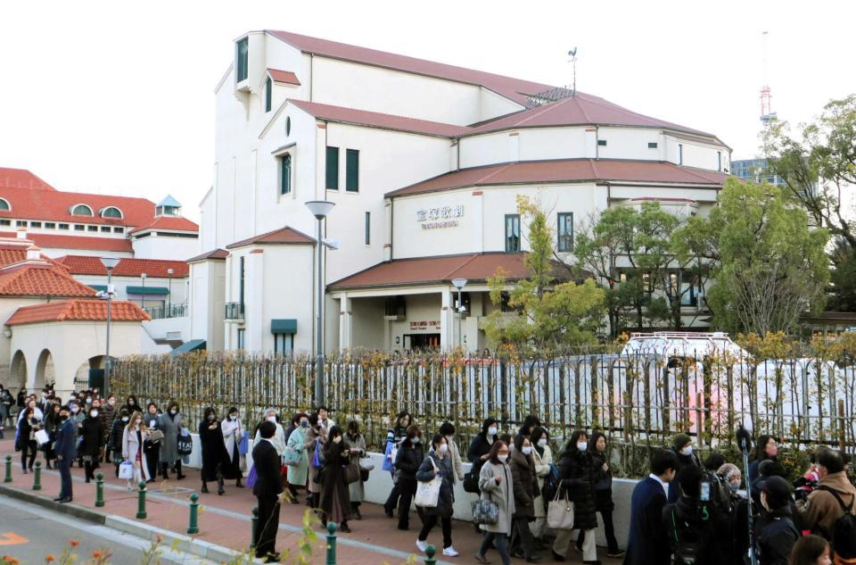 　２カ月ぶりに再開された宝塚大劇場