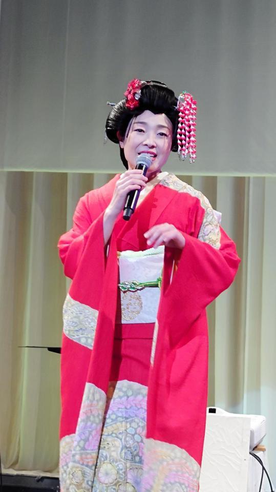 　熱唱する小沢あきこ