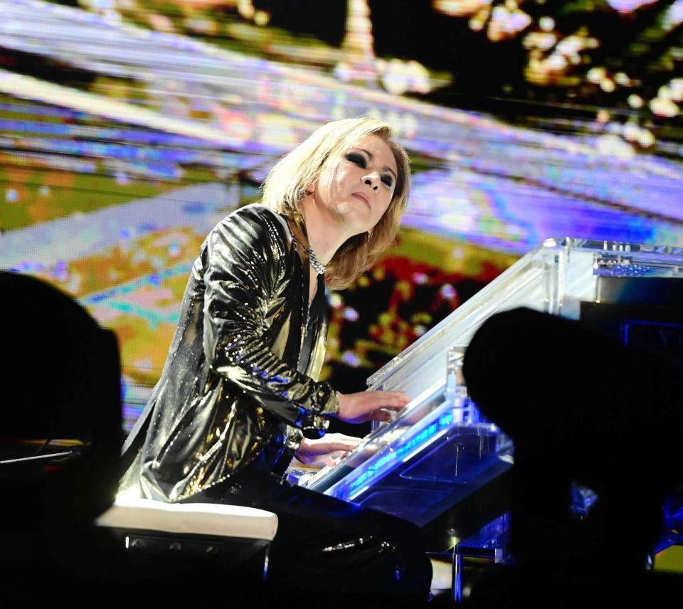 　「ＴＨＥ　ＬＡＳＴ　ＲＯＣＫＳＴＡＲＳコンサート」でピアノを奏でるＹＯＳＨＩＫＩ＝１１月２４日撮影