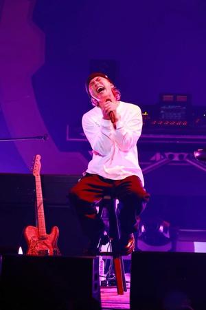 　高音を歌い上げるＥＸＩＬＥ　ＳＨＯＫＩＣＨＩ