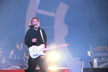 　エレキギターを片手に熱唱を繰り広げたＥＸＩＬＥ　ＳＨＯＫＩＣＨＩ