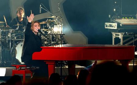 　様々な楽器を奏で、会場を盛り上げるＥＸＩＬＥ　ＳＨＯＫＩＣＨＩ