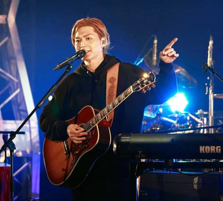 　アコースティックギターを手に熱唱するＥＸＩＬＥ　ＳＨＯＫＩＣＨＩ