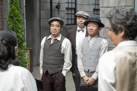 スズ子のもとに集まった「福来スズ子とその楽団」のメンバーたち。左から、スズ子（趣里）、三谷（国木田かっぱ）、四条（伊藤えん魔）、二村（えなりかずき）、一井（陰山泰）