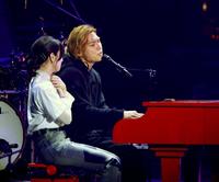 　ファン（左）をステージに招待し、ピアノを演奏するＥＸＩＬＥ　ＳＨＯＫＩＣＨＩ